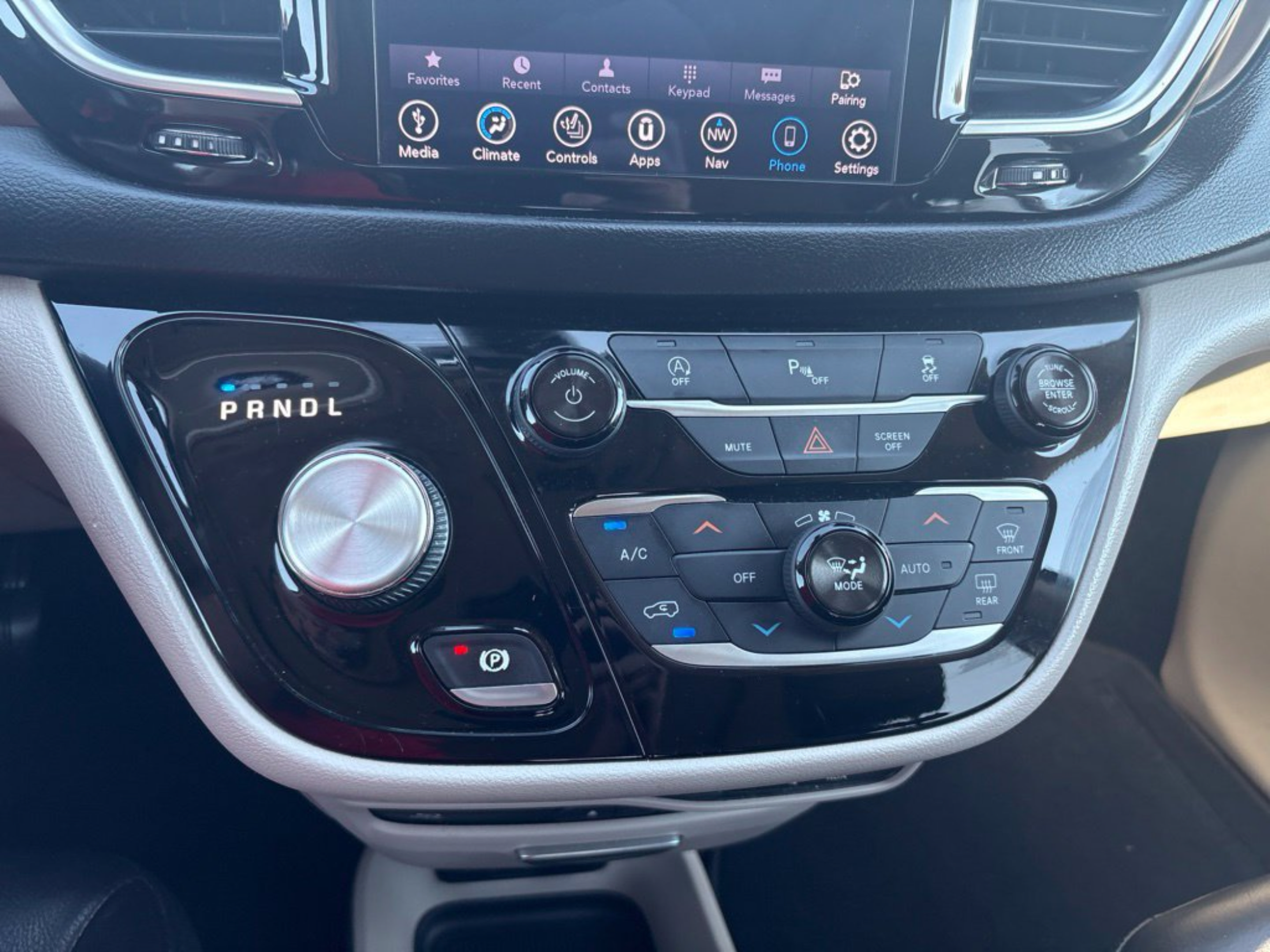 Used 2018 Chrysler Pacifica Touring-L Plus w/ Tire & Wheel Group FWD image 14