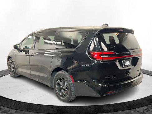 Used 2024 Chrysler Pacifica Limited w/ Uconnect Theater Family Group image 3