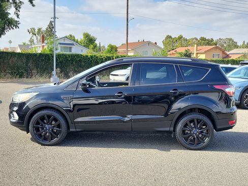Used 2017 Ford Escape SE w/ SE Sport Appearance Package FWD image 3