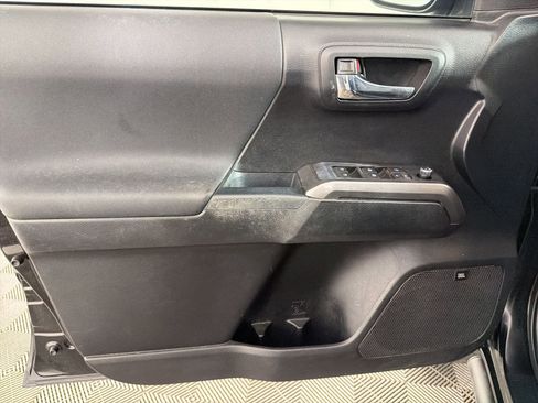 Used 2017 Toyota Tacoma TRD Off-Road image 13