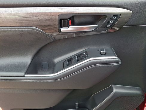 Certified 2024 Toyota Highlander Platinum AWD/4WD image 13