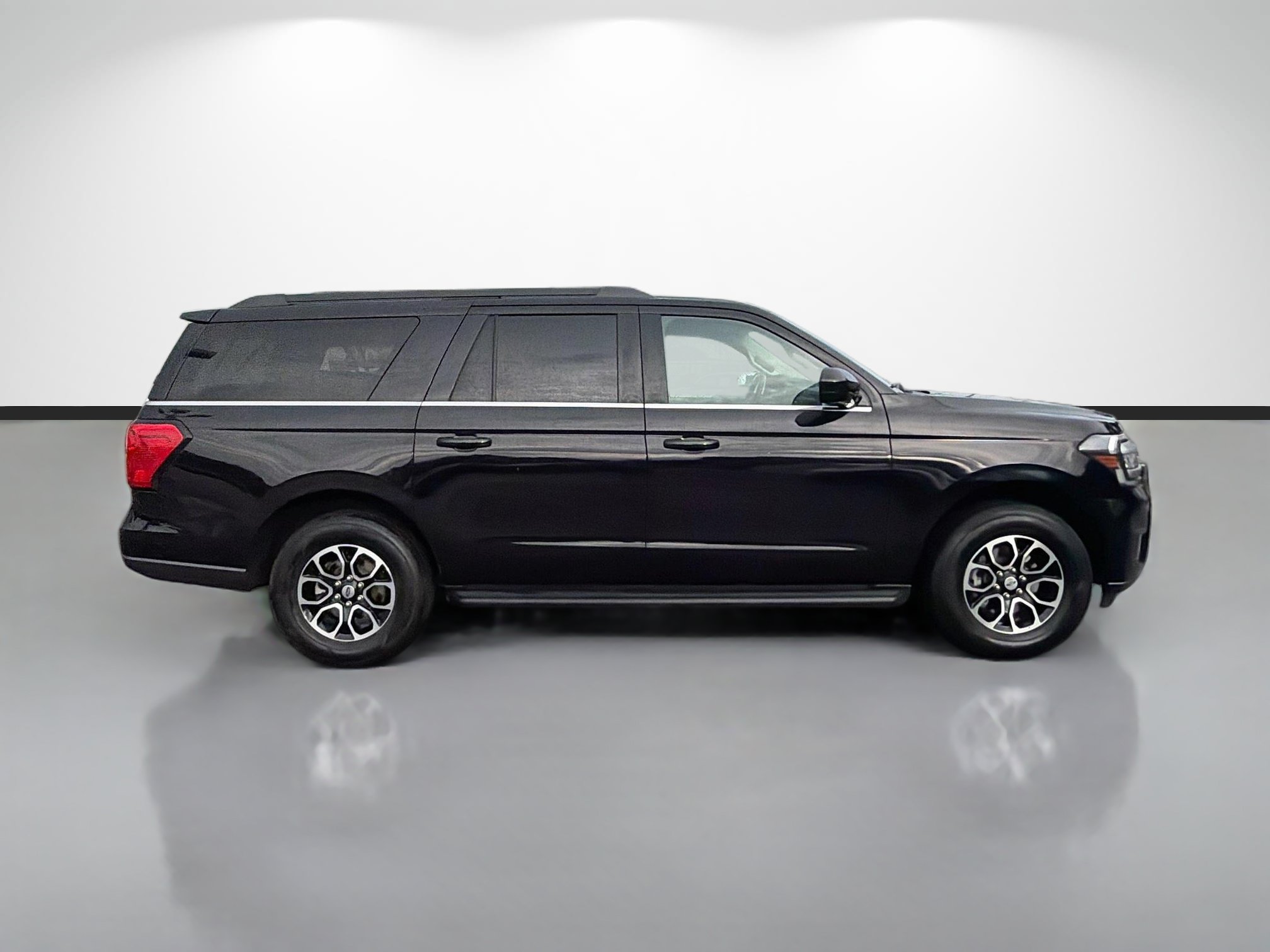 Used 2024 Ford Expedition Max XLT AWD/4WD image 2
