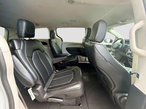 Used 2024 Chrysler Pacifica Touring-L FWD image 31