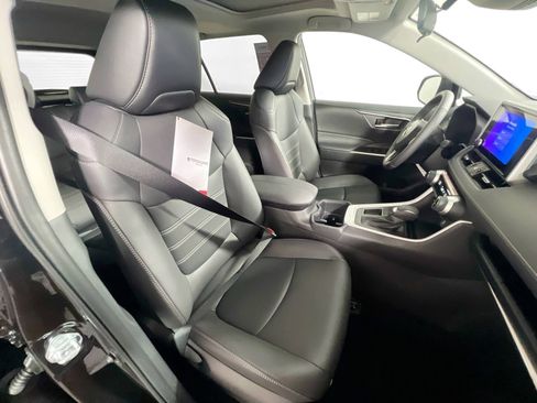 Used 2025 Toyota RAV4 XLE Premium image 31