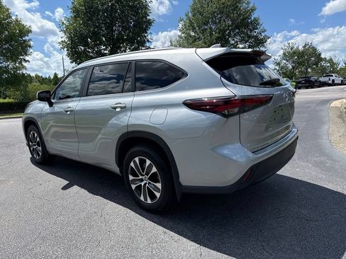 Used 2024 Toyota Highlander XLE FWD image 4