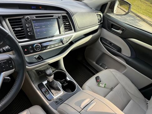 Used 2014 Toyota Highlander XLE AWD/4WD image 35