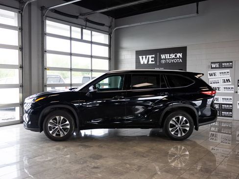 Used 2022 Toyota Highlander XLE AWD/4WD image 1