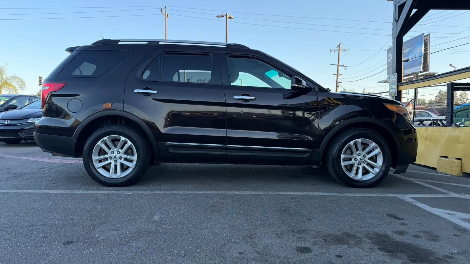 Used 2014 Ford Explorer XLT w/ Equipment Group 201A FWD image 4