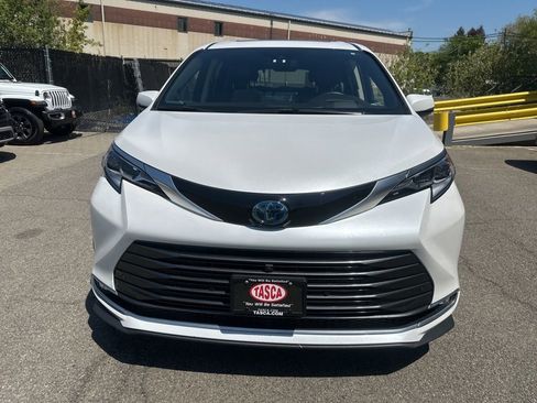 Used 2023 Toyota Sienna Platinum AWD/4WD image 8
