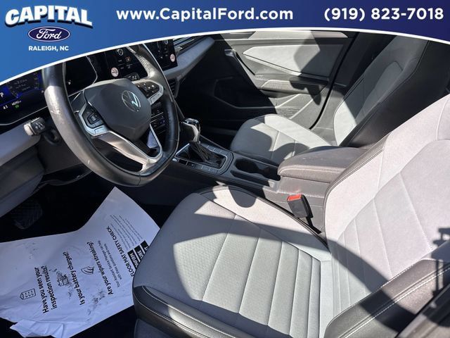 Used 2025 Volkswagen Jetta SE FWD image 19