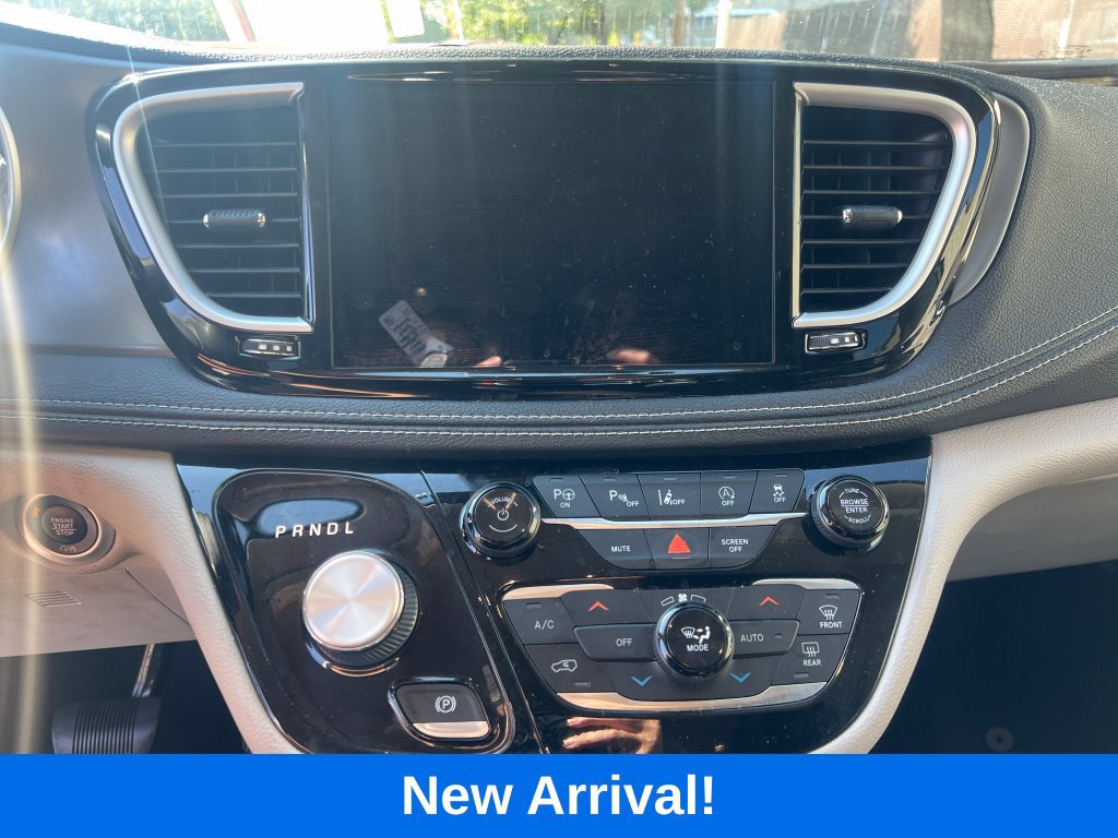 Used 2022 Chrysler Pacifica Touring-L w/ Uconnect Theater Family Group FWD image 19