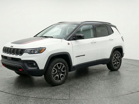 Used 2025 Jeep Compass Trailhawk AWD/4WD image 3