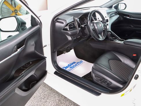 Used 2022 Toyota Camry SE FWD image 3
