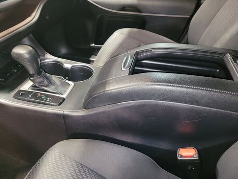 Used 2019 Toyota Highlander LE image 26