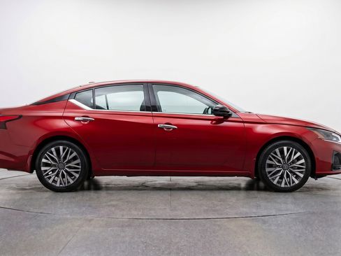 Used 2025 Nissan Altima 2.5 SV FWD image 11