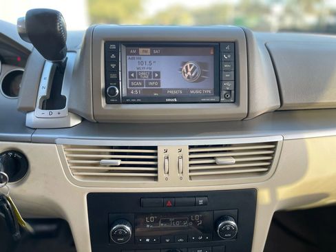 Used 2010 Volkswagen Routan SEL FWD image 21