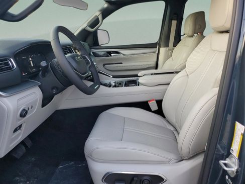 New 2025 Jeep Wagoneer L Series III w/ 8-pass Seating Package image 19