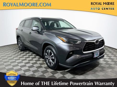 Used 2022 Toyota Highlander XLE AWD/4WD image 1