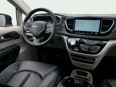 Used 2023 Chrysler Pacifica Touring-L FWD image 26