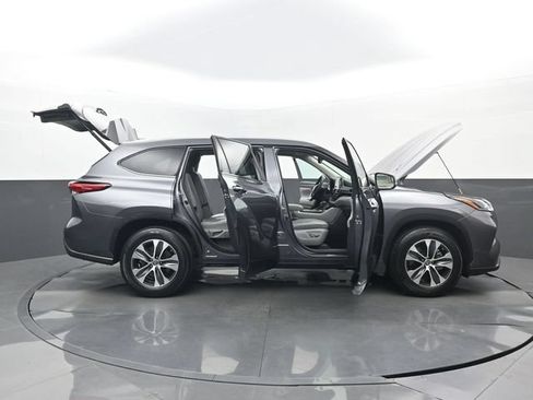Used 2021 Toyota Highlander XLE FWD image 32