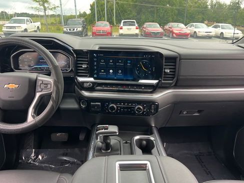 Used 2022 Chevrolet Silverado 1500 LTZ w/ Z71 Off-Road Package AWD/4WD image 17