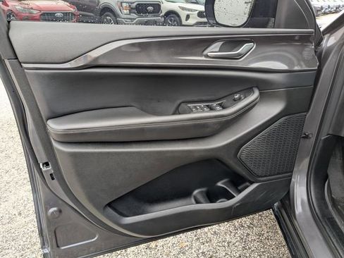 Used 2023 Jeep Grand Cherokee L Laredo image 25