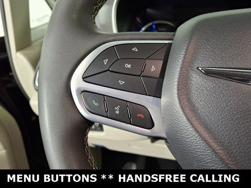 Used 2023 Chrysler Pacifica Touring-L image 13