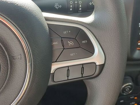 Used 2023 Jeep Renegade Latitude image 32