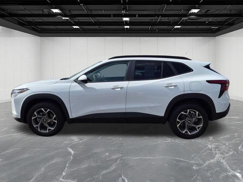Used 2025 Chevrolet Trax LT FWD image 2