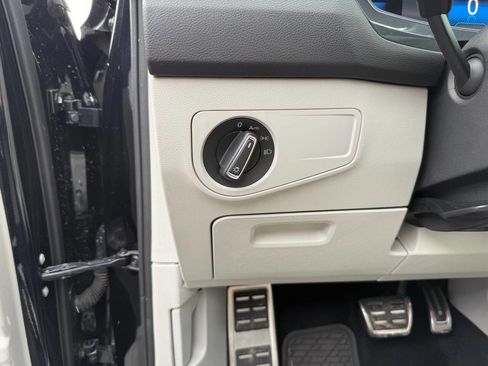 Used 2022 Volkswagen Tiguan SE R-Line image 17