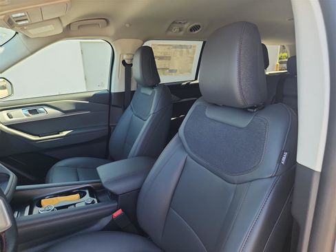 New 2025 Ford Explorer Active w/ Active Comfort Package image 17