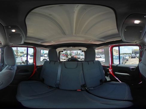 Used 2025 Jeep Wrangler Unlimited Sahara AWD/4WD image 40