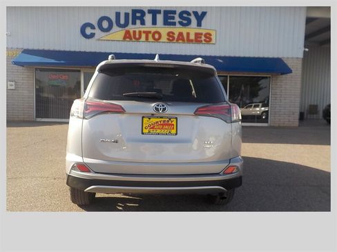 Used 2017 Toyota RAV4 XLE AWD/4WD image 7