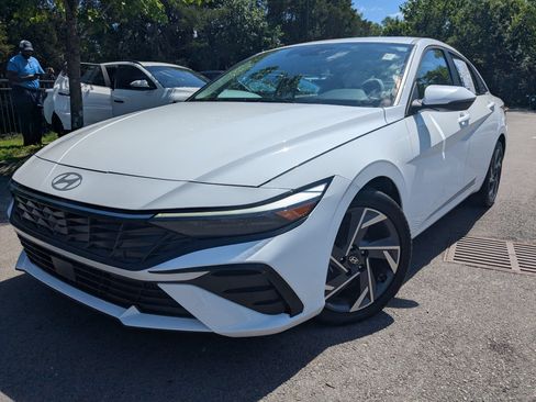 Certified 2025 Hyundai Elantra Limited FWD image 1