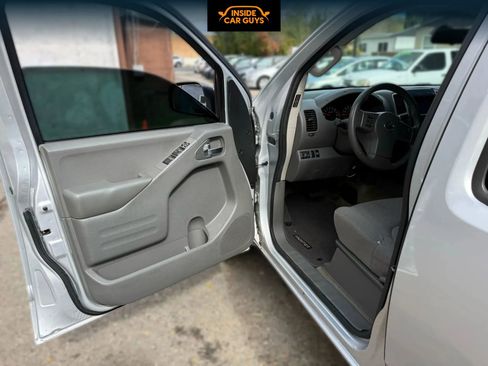 Used 2015 Nissan Frontier SV image 10