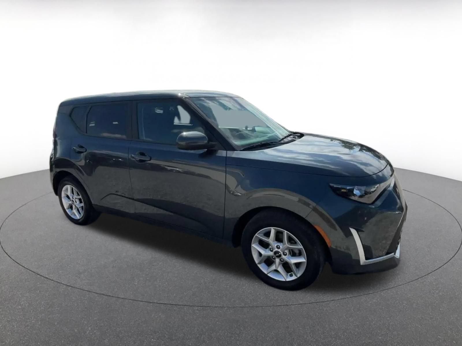 Used 2025 Kia Soul LX w/ LX Technology Package FWD image 2