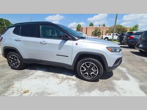 Used 2024 Jeep Compass Trailhawk AWD/4WD image 32