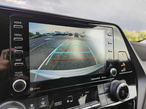 Used 2021 Toyota Highlander LE AWD/4WD image 23