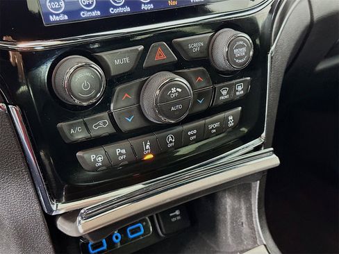 Used 2021 Jeep Grand Cherokee Limited w/ Trailer Tow Group IV image 16