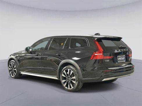 Used 2024 Volvo V60 B5 Cross Country Ultimate image 9