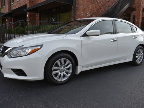 Used 2017 Nissan Altima 2.5 S w/ Power Driver Seat Package FWD image 2