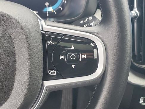 Used 2025 Volvo XC60 B5 Plus image 20