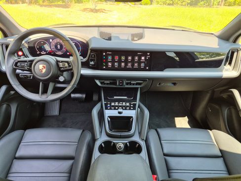 Certified 2024 Porsche Cayenne AWD/4WD image 19