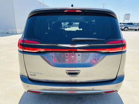 Used 2023 Chrysler Pacifica Touring-L FWD image 38