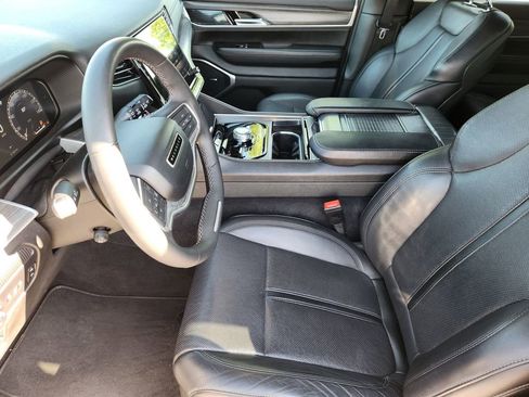 Used 2024 Jeep Wagoneer L Series II w/ Flexible Seating Group AWD/4WD image 9