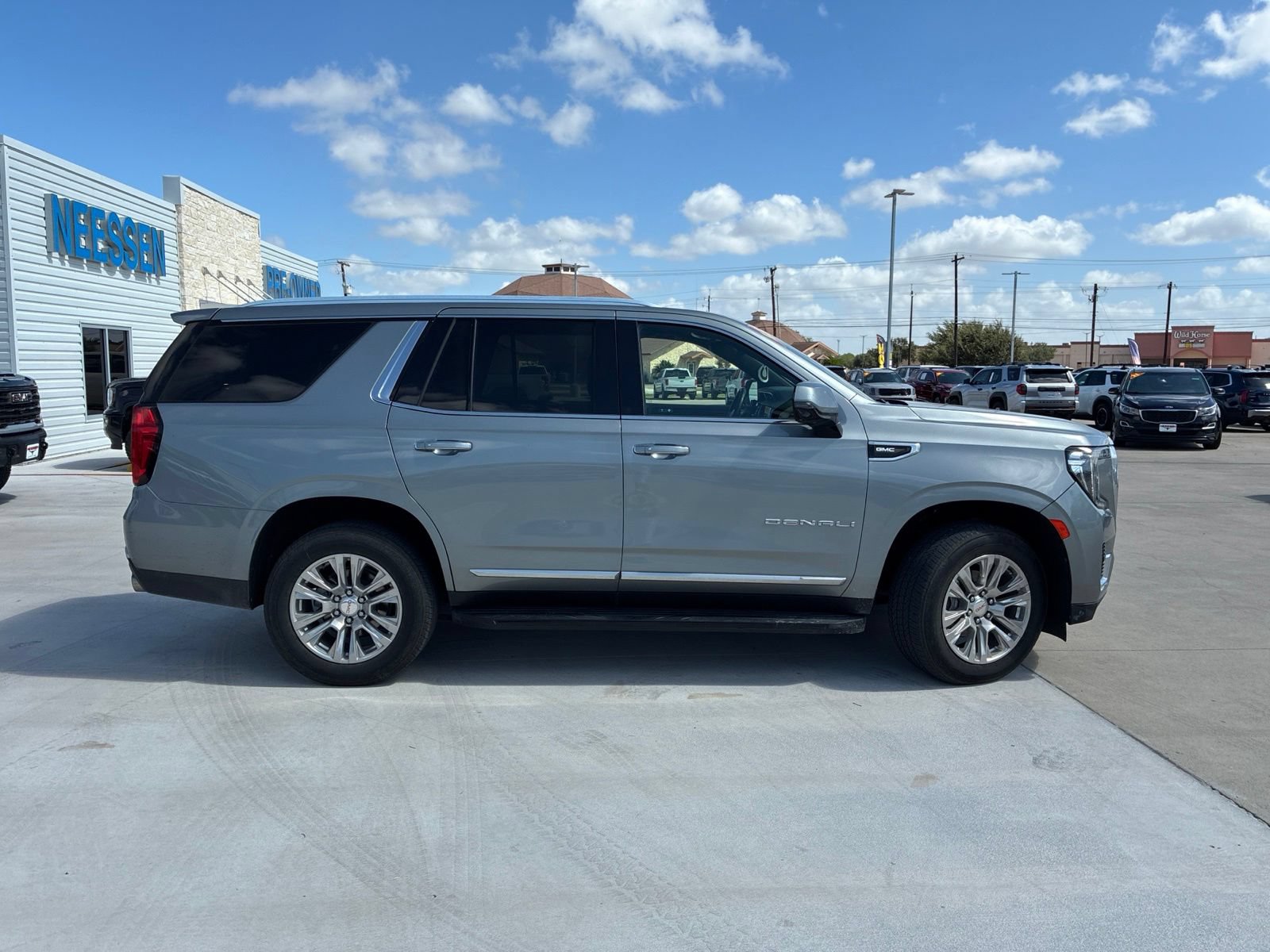 Used 2023 GMC Yukon Denali RWD image 2