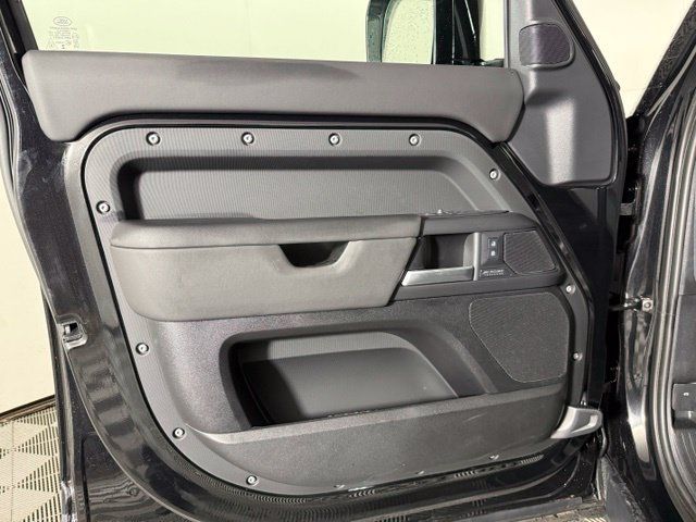 Used 2025 Land Rover Defender 130 X-Dynamic SE AWD/4WD image 21