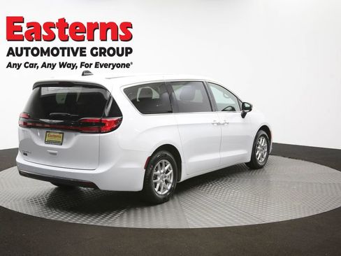 Used 2024 Chrysler Pacifica Touring-L FWD image 42