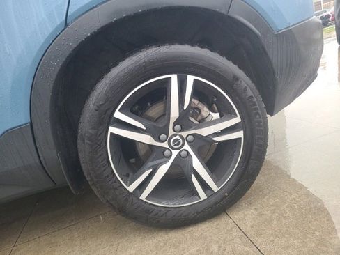 Used 2024 Volvo XC40 B5 Core image 11