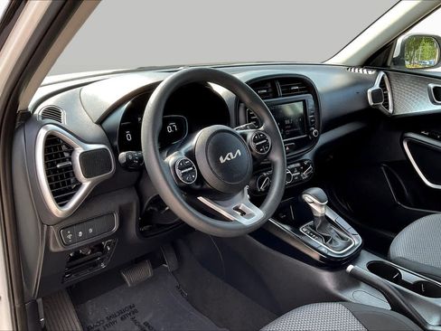 Used 2025 Kia Soul LX w/ LX Technology Package FWD image 17